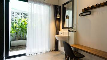 Standard Twin Room | In-room safe, desk, blackout drapes, free WiFi