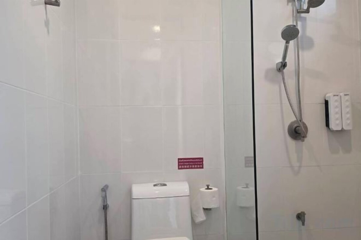 Bathroom | Shower, free toiletries, hair dryer (on request), towels