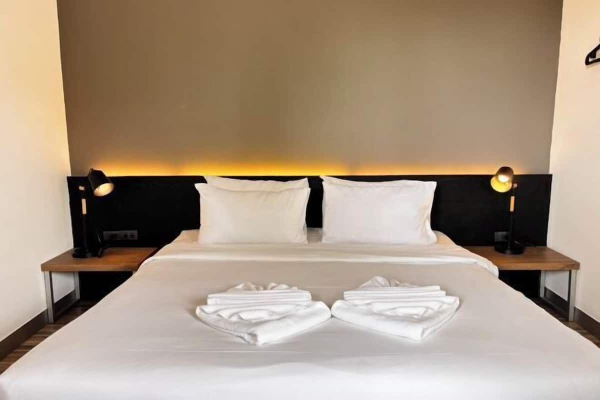 Caja de seguridad en la habitación, escritorio y cortinas blackout