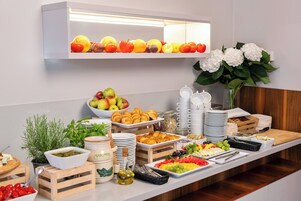 每日供应自助式早餐（每人 PLN 59）