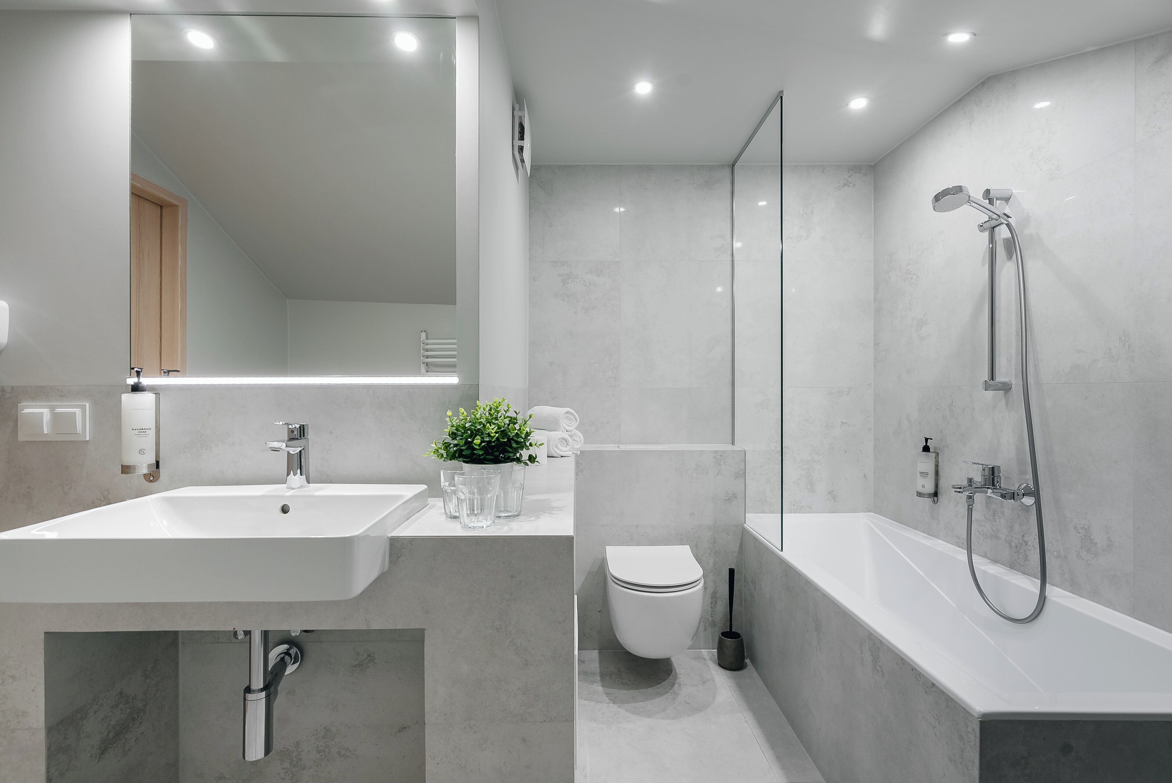 Basic Budget Twin Room | Bagno | Set di cortesia gratuito, asciugacapelli, asciugamani