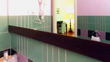 Camera con letto matrimoniale o 2 letti singoli | Bagno | Doccia, set di cortesia gratuito, asciugamani