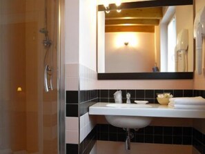 Doppel- oder Zweibettzimmer | Badezimmer