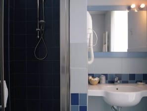 غرفة مزدوجة أو بسريرين منفصلين | حمام | تجهيزات دش، مستلزمات مجانية للعناية الشخصية، مناشف