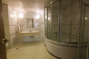 Dusj, toalettartikler (inkludert), hårføner og tøfler