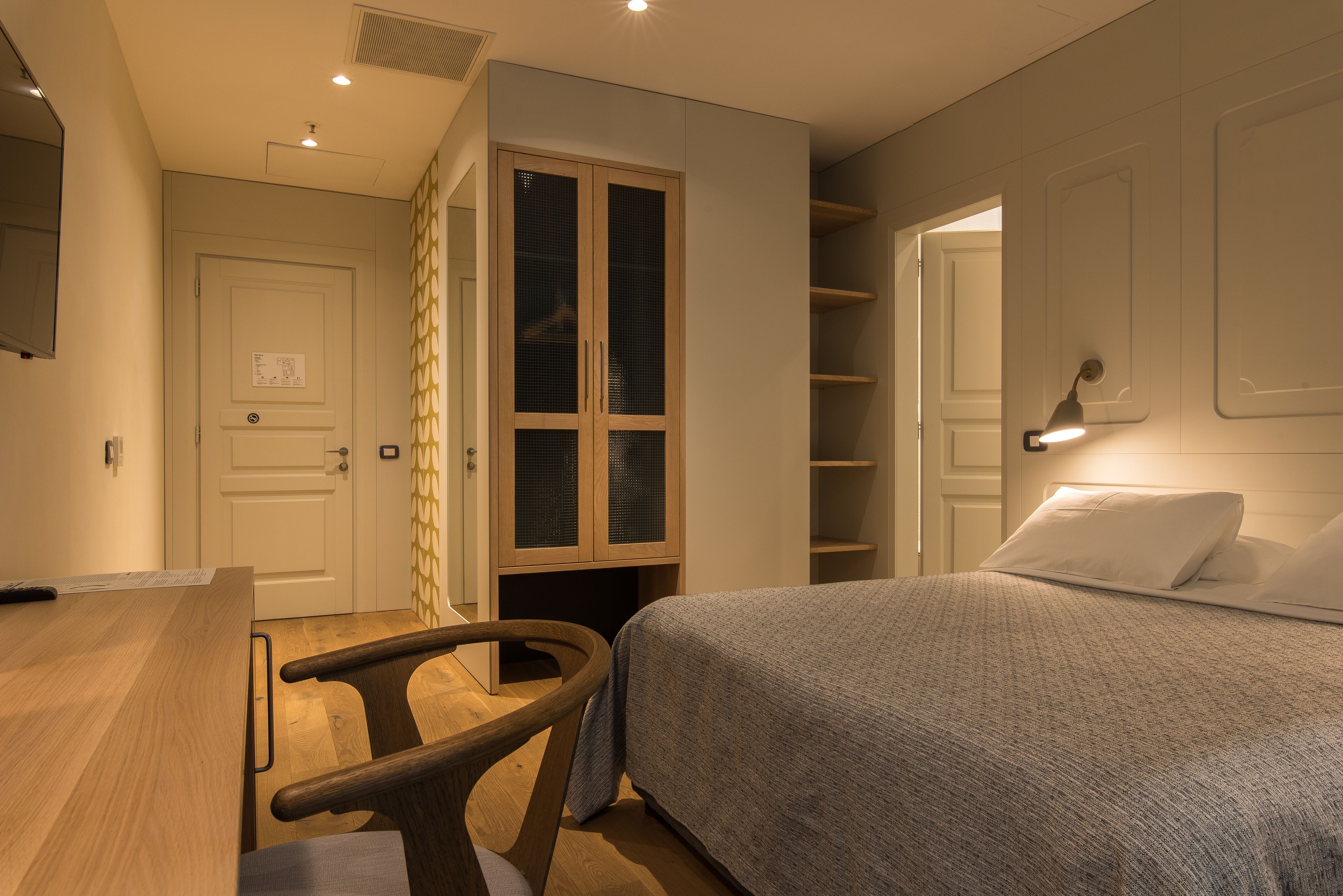 standard double room, 1 queen bed | minibar, in-room safe, desk, laptop workspace