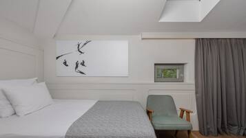 Une chambre à coucher avec un lit, une chaise, une fenêtre et un tableau accroché au mur.