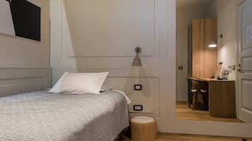 Standardenkeltværelse | Minibar, pengeskab på værelset, skrivebord