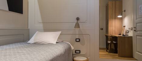 Quarto solteiro standard | Frigobar, cofres nos quartos, escrivaninha