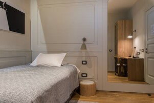 Minibar, caja de seguridad en la habitación y escritorio