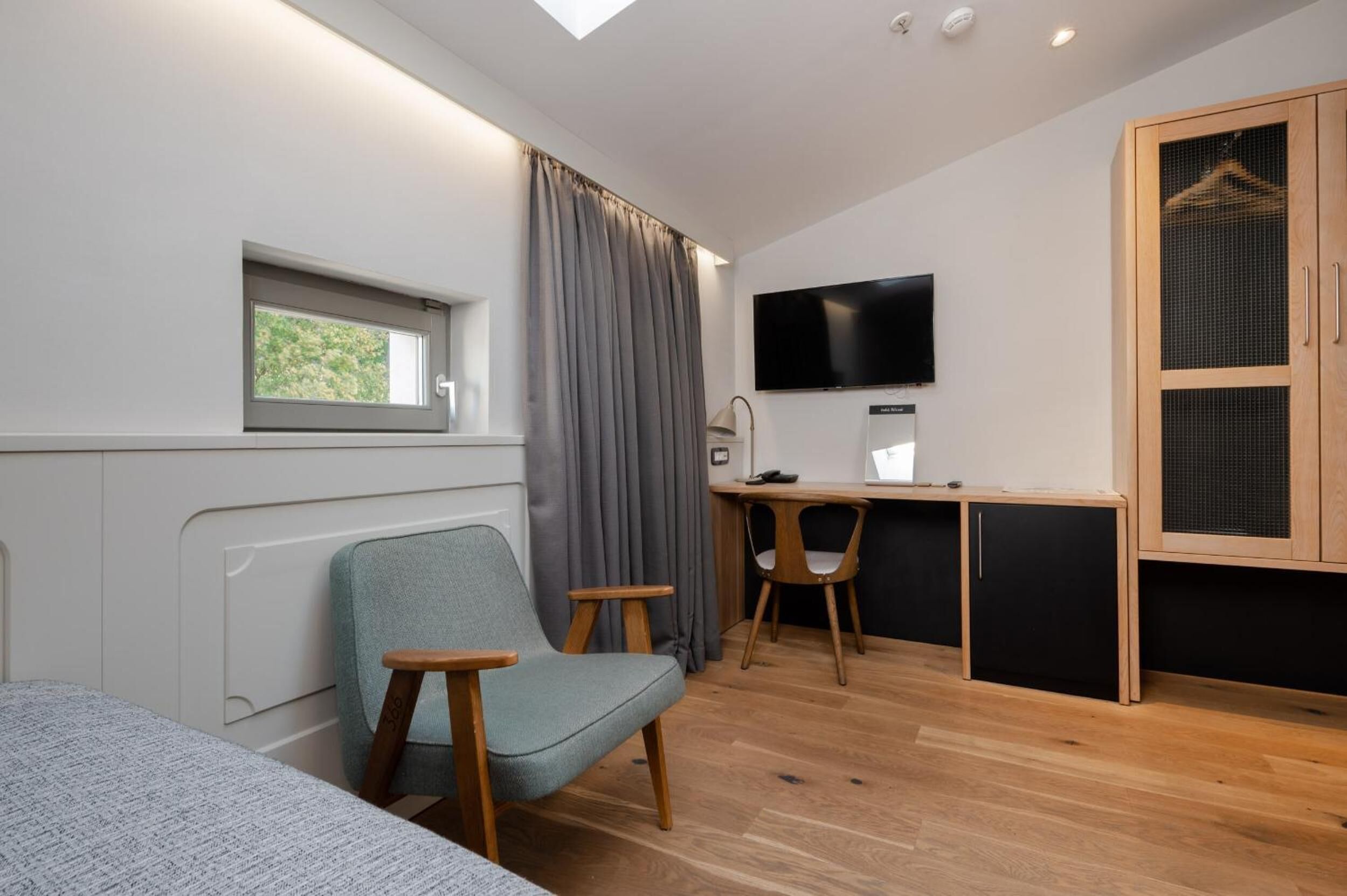 minibar, in-room safe, desk, laptop workspace