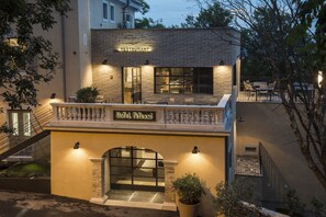 A hotel with a restaurant on the ground floor, featuring a brick facade, a balcony with outdoor seating, and a sign indicating the hotel's name. - Hotel Peteani (Labin)