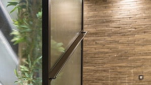 Una escalera con escalones color beige y pared texturizada.