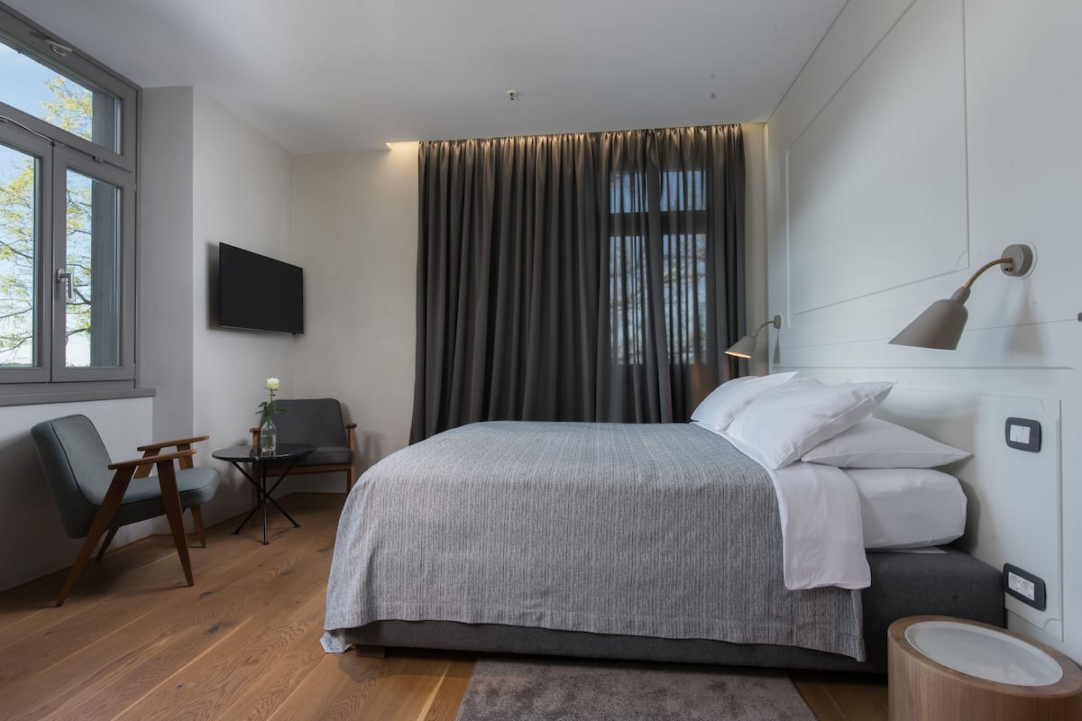 Ein modernes Schlafzimmer mit einem großen Bett, einem Schreibtisch und einem Stuhl.