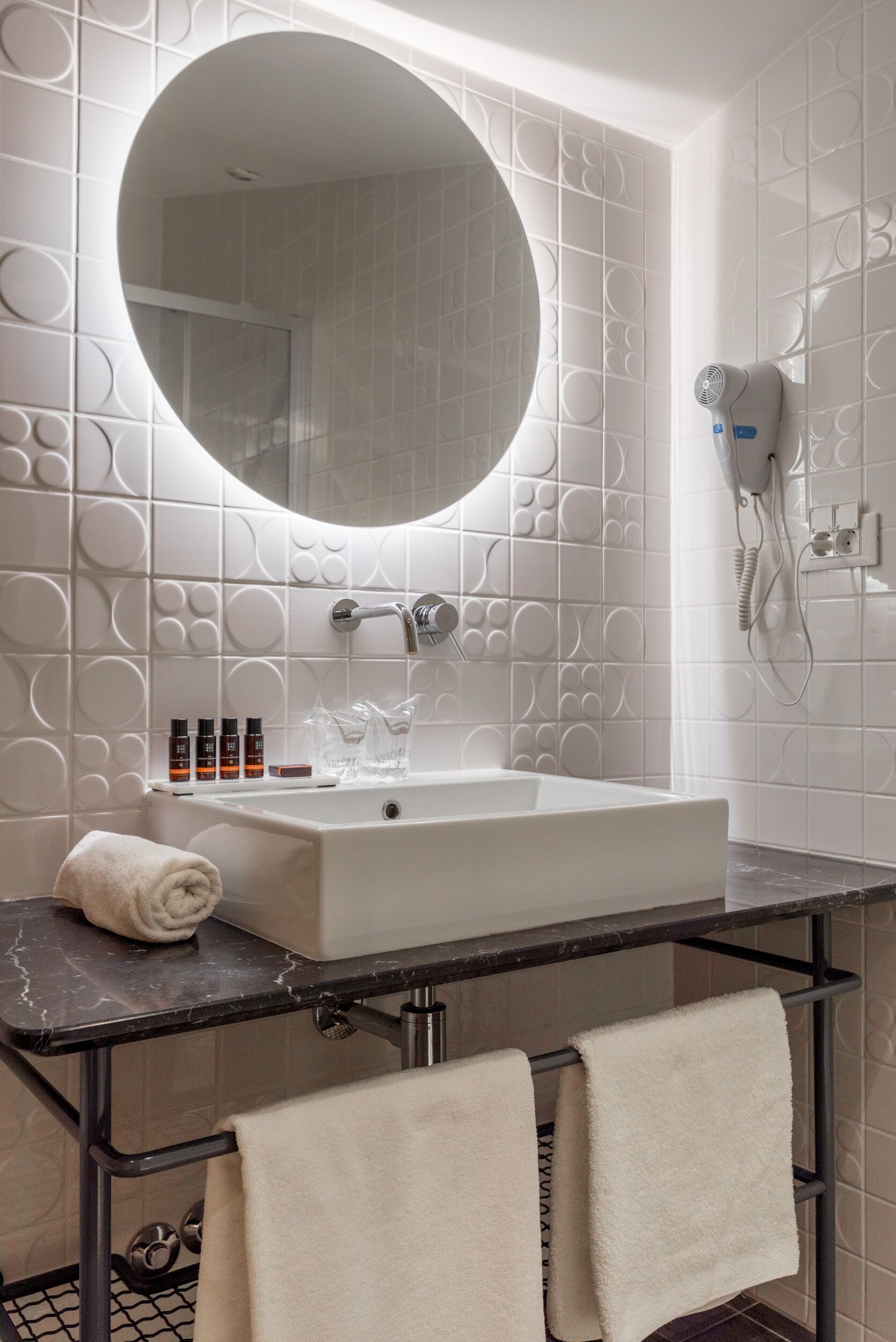 standard double room, 1 queen bed | bathroom sink