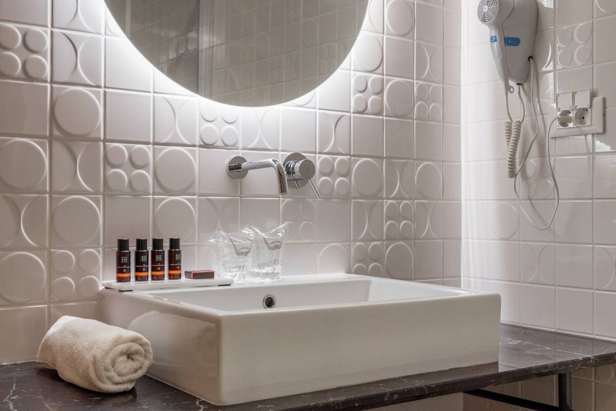 standard double room, 1 queen bed | bathroom sink