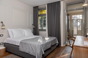 Minibar, in-room safe, desk, laptop workspace - Hotel Peteani (Labin)