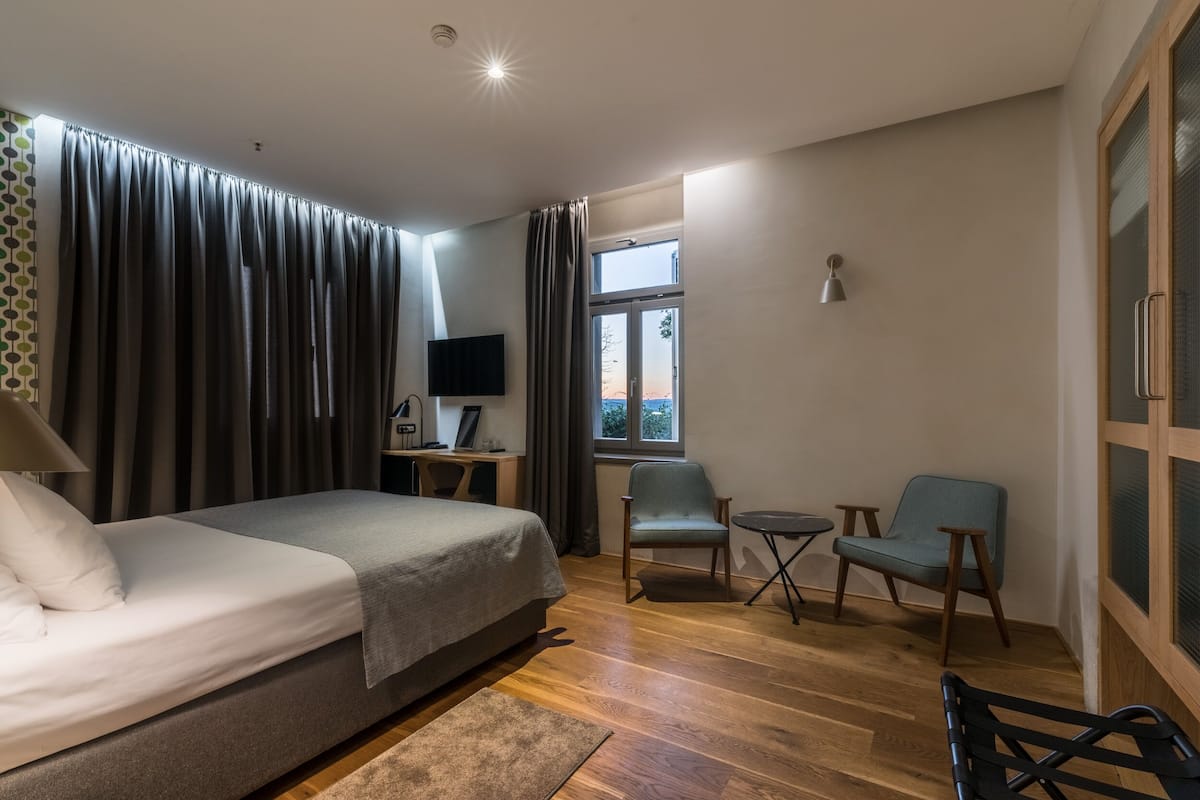 standard double room, 1 queen bed, ground floor | minibar, in-room safe, desk, laptop workspace