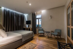 Standard Double Room, 1 Queen Bed, Ground Floor | Minibar, in-room safe, desk, laptop workspace