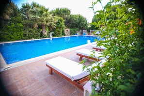 Outdoor pool, pool umbrellas, pool loungers - Destina Suit Hotel (Bozcaada)