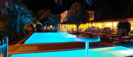 Udendørs pool, parasoller, liggestole