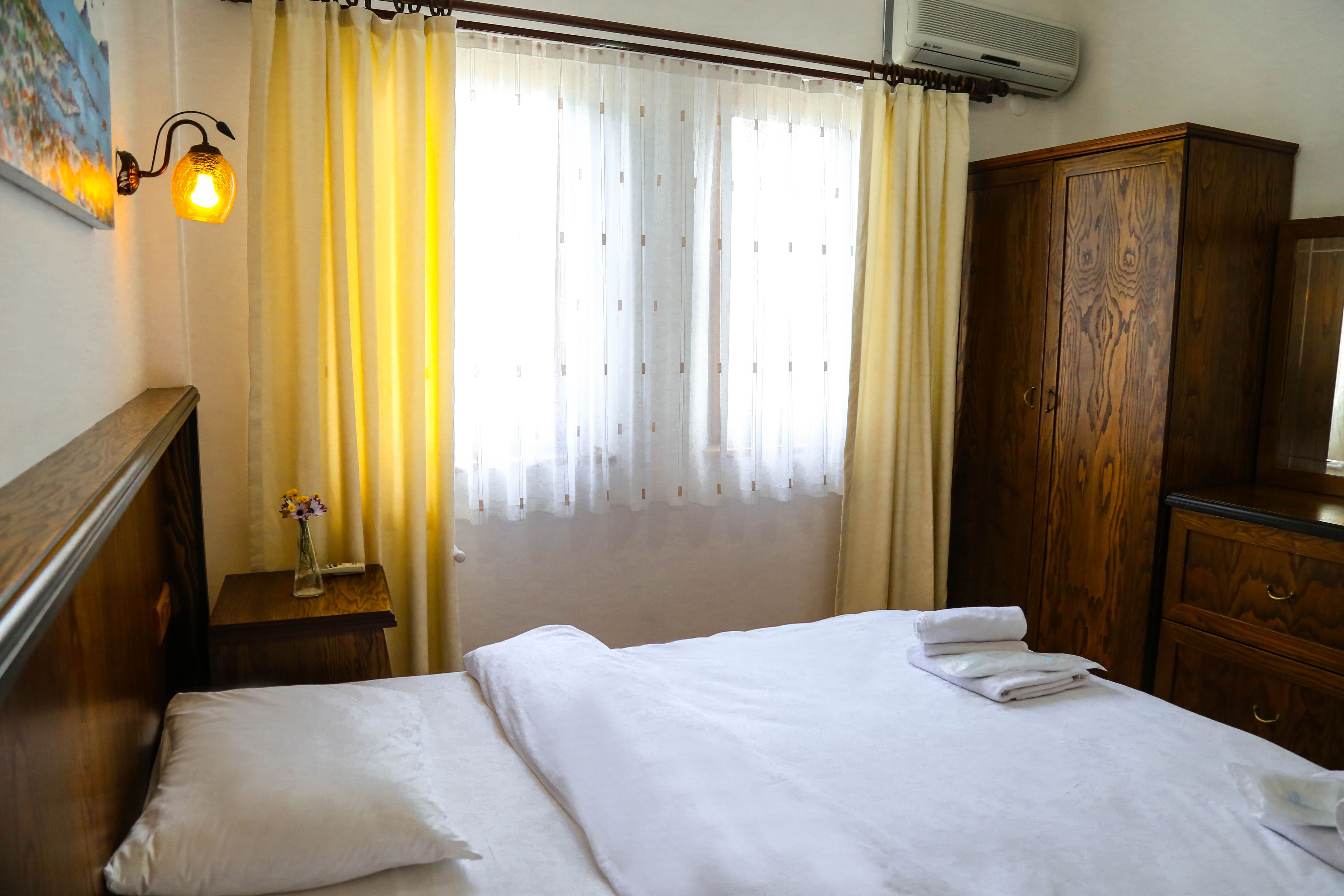 Suite, 2 slaapkamers | Een minibar, een strijkplank/strijkijzer, gratis wifi, beddengoed