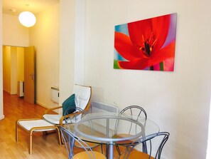 In-room dining - Birmingham Serviced Apartments- Jewellery Quarter (Birmingham)
