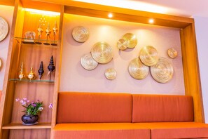 Lobby sitting area - The Signature Hotel Thapae (Chiang Mai)