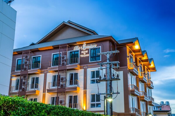 Front of property - evening/night - The Signature Hotel Thapae (Chiang Mai)