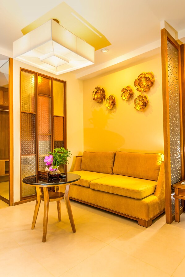 23-inch flat-screen TV with cable channels, TV - The Signature Hotel Thapae (Chiang Mai)