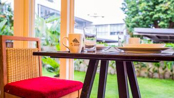 Sarapan dihidangkan, masakan tempatan dan antarabangsa