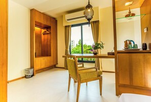 Premium bedding, down comforters, in-room safe, individually decorated - The Signature Hotel Thapae (Chiang Mai)