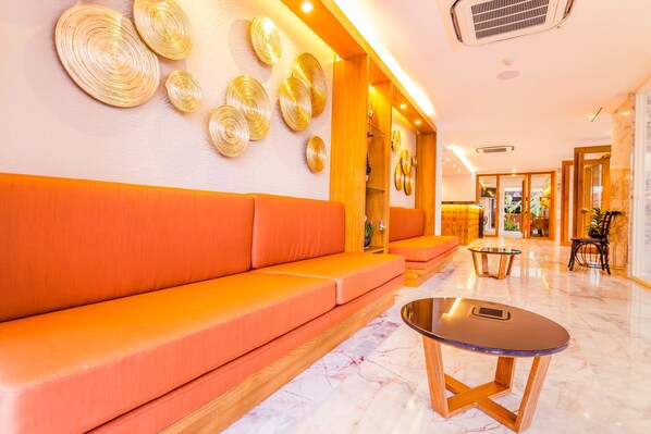 Lobby sitting area - The Signature Hotel Thapae (Chiang Mai)