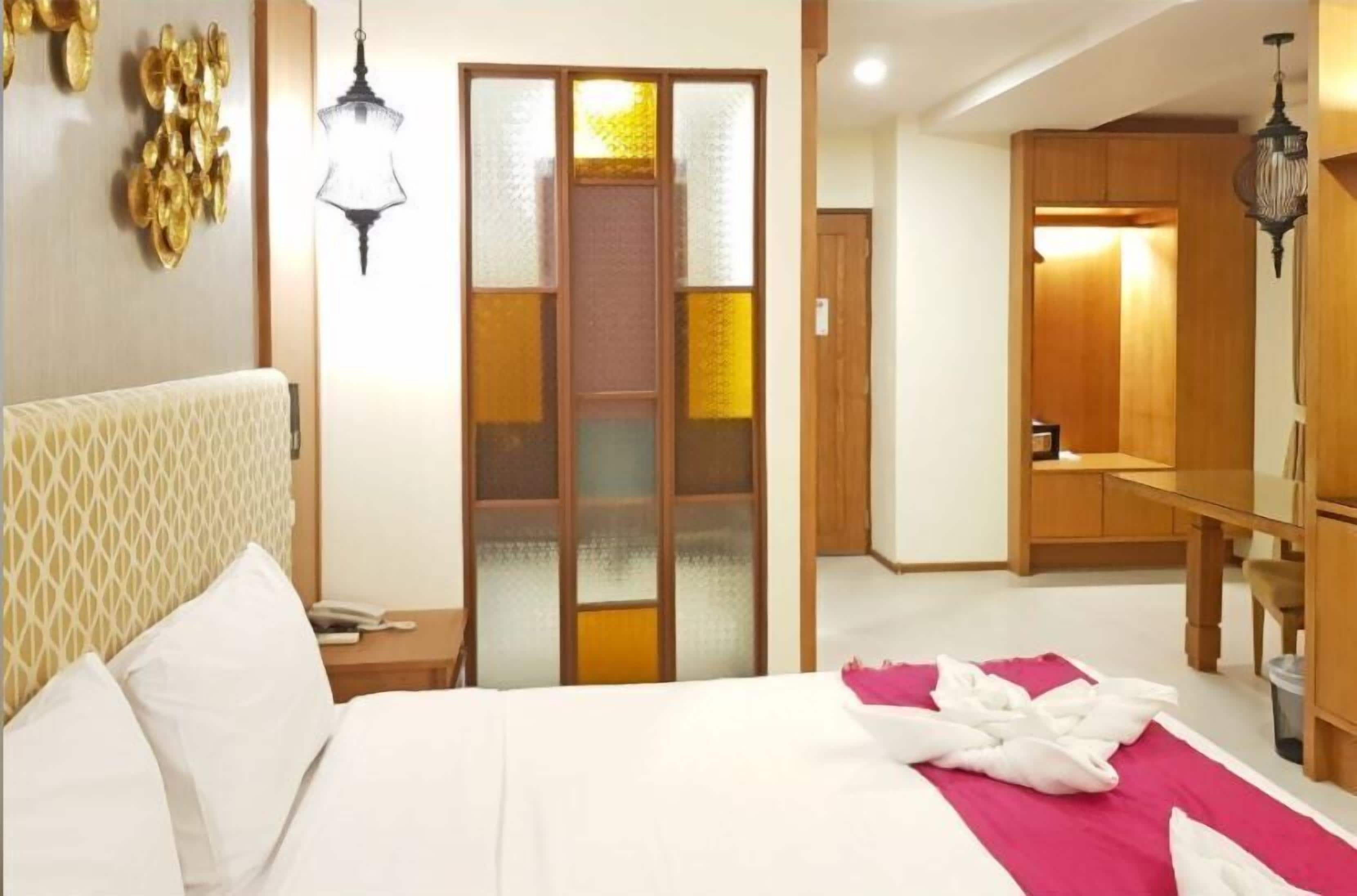 Premier Double Room | Premium bedding, down comforters, in-room safe, individually decorated