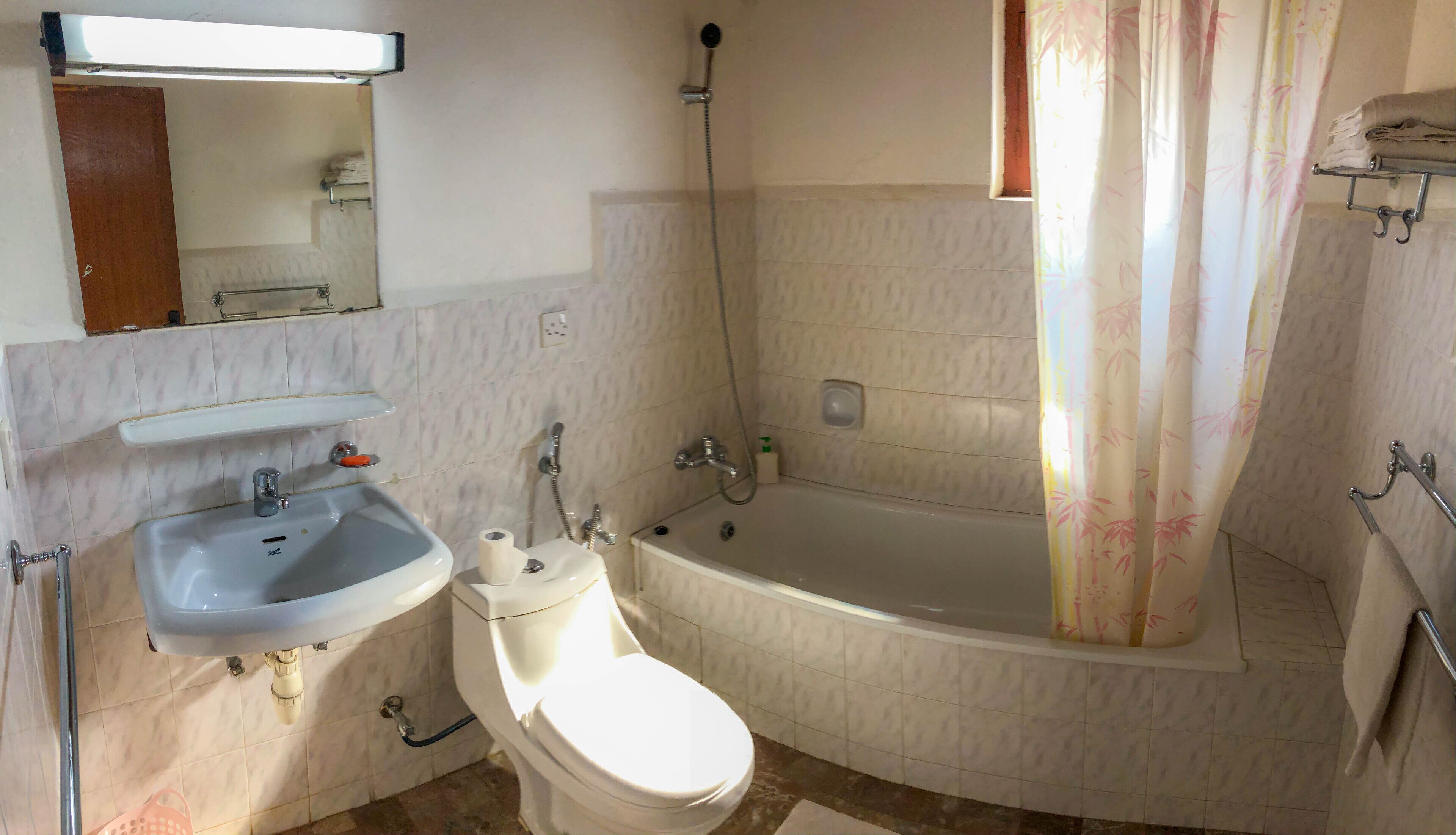Salle de bain | Baignoire profonde, articles de toilette (gratuits), séchoir à cheveux