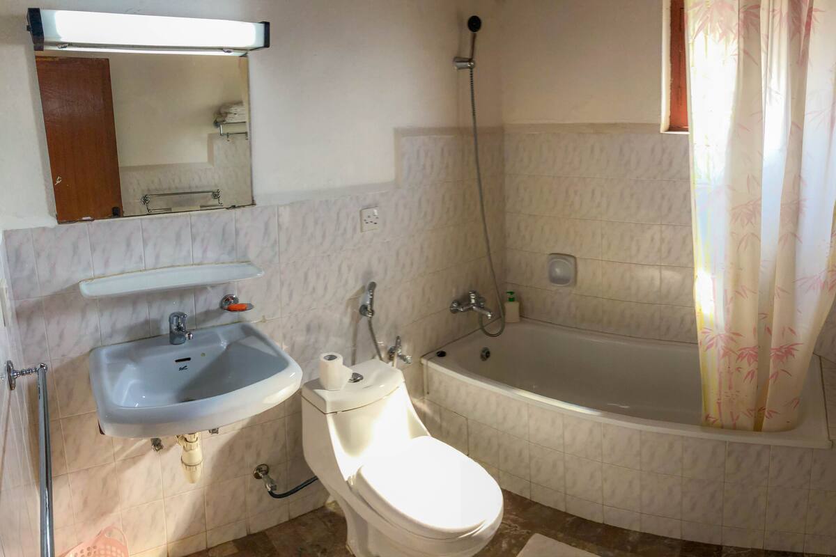 Un baño con lavabo, inodoro y bañera.