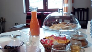 Een ontbijtbuffet met diverse gerechten en een drankenspender.
