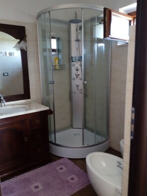 Superior kamer, 1 queensize bed, en-suite badkamer, aan tuin | Badkamer | Handdoeken