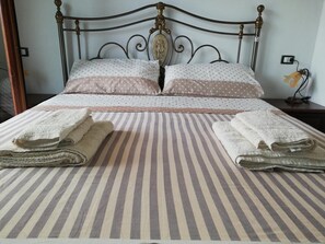 Premium bedding, down duvets, memory-foam beds, blackout curtains - Gio Horses B&B (San Nicandro Garganico)