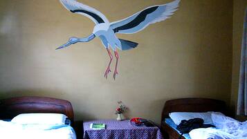 Deluxe kamer | Een kluis op de kamer, een bureau, gratis wifi