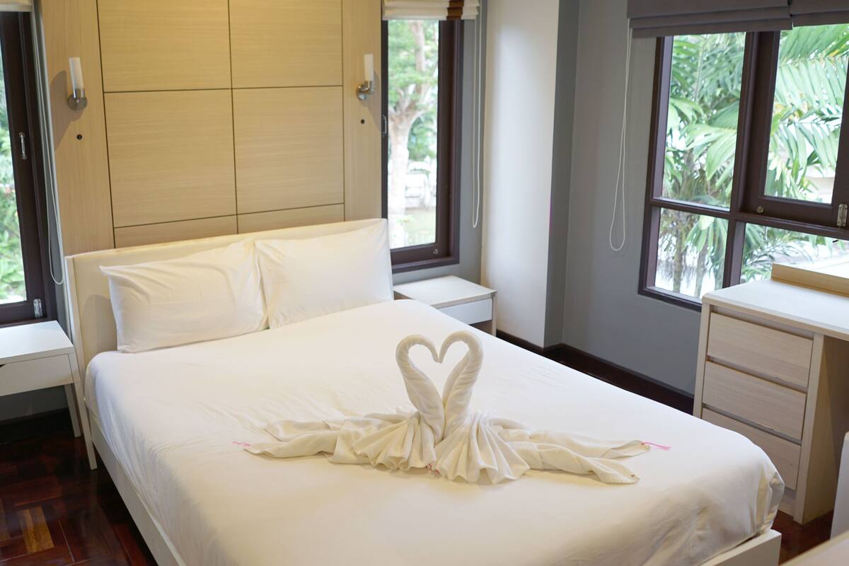 3 bedrooms, blackout curtains, rollaway beds, free WiFi
