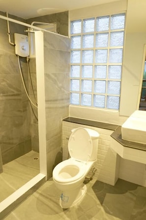 Shower, free toiletries, hair dryer, bathrobes - Villa Vela Krabi (Krabi)