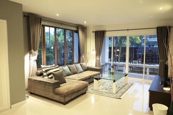 32-inch flat-screen TV with satellite channels, TV - Villa Vela Krabi (Krabi)