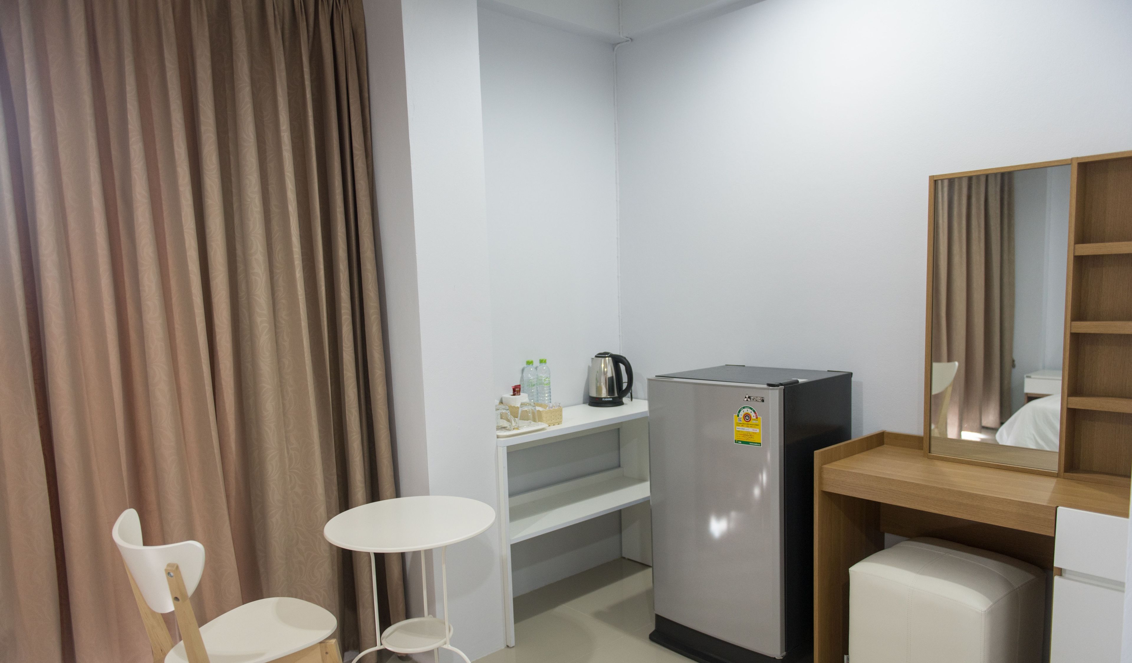 deluxe room | mini fridge