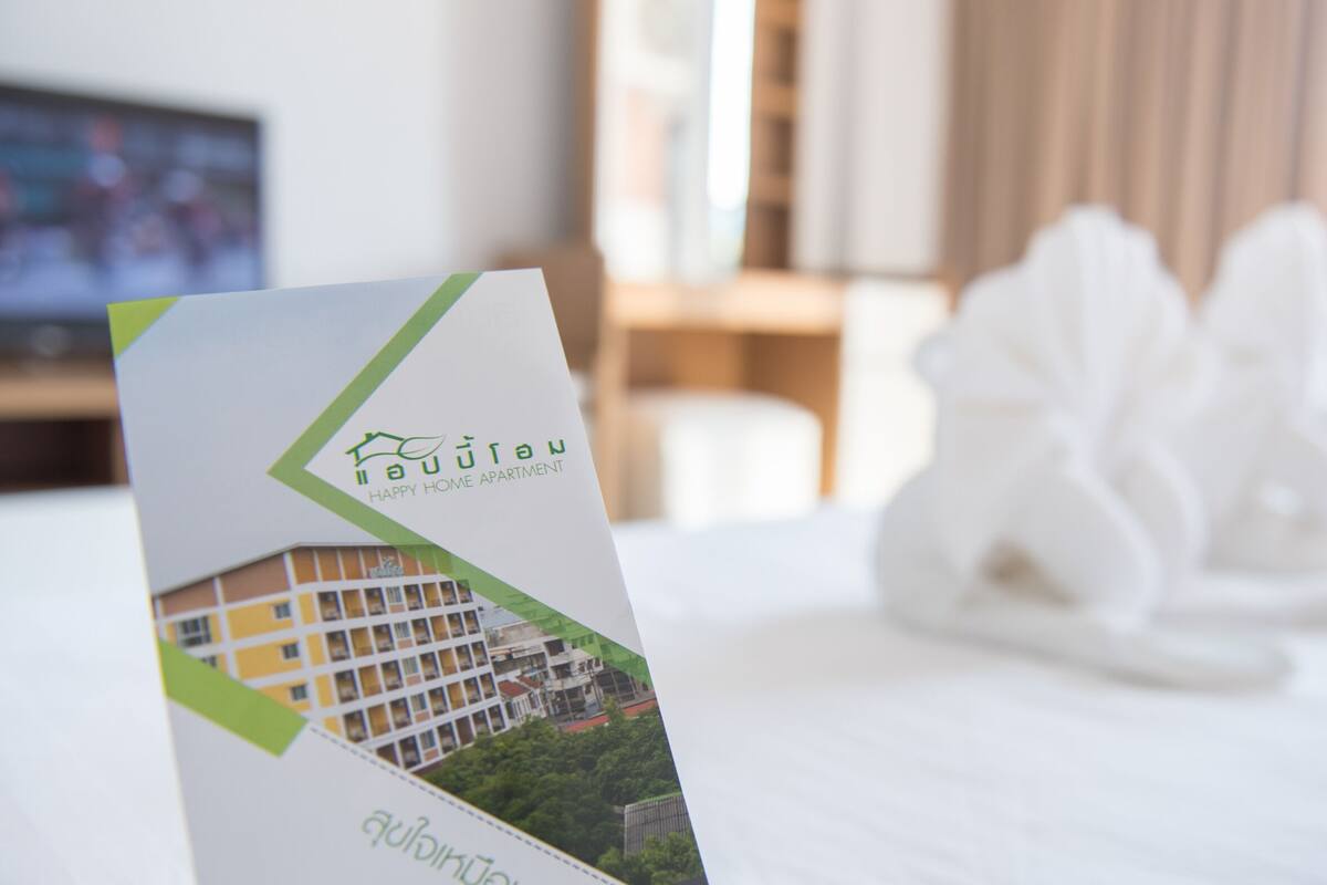 Un folleto de Happy Home Apartment con una imagen de un edificio y texto.