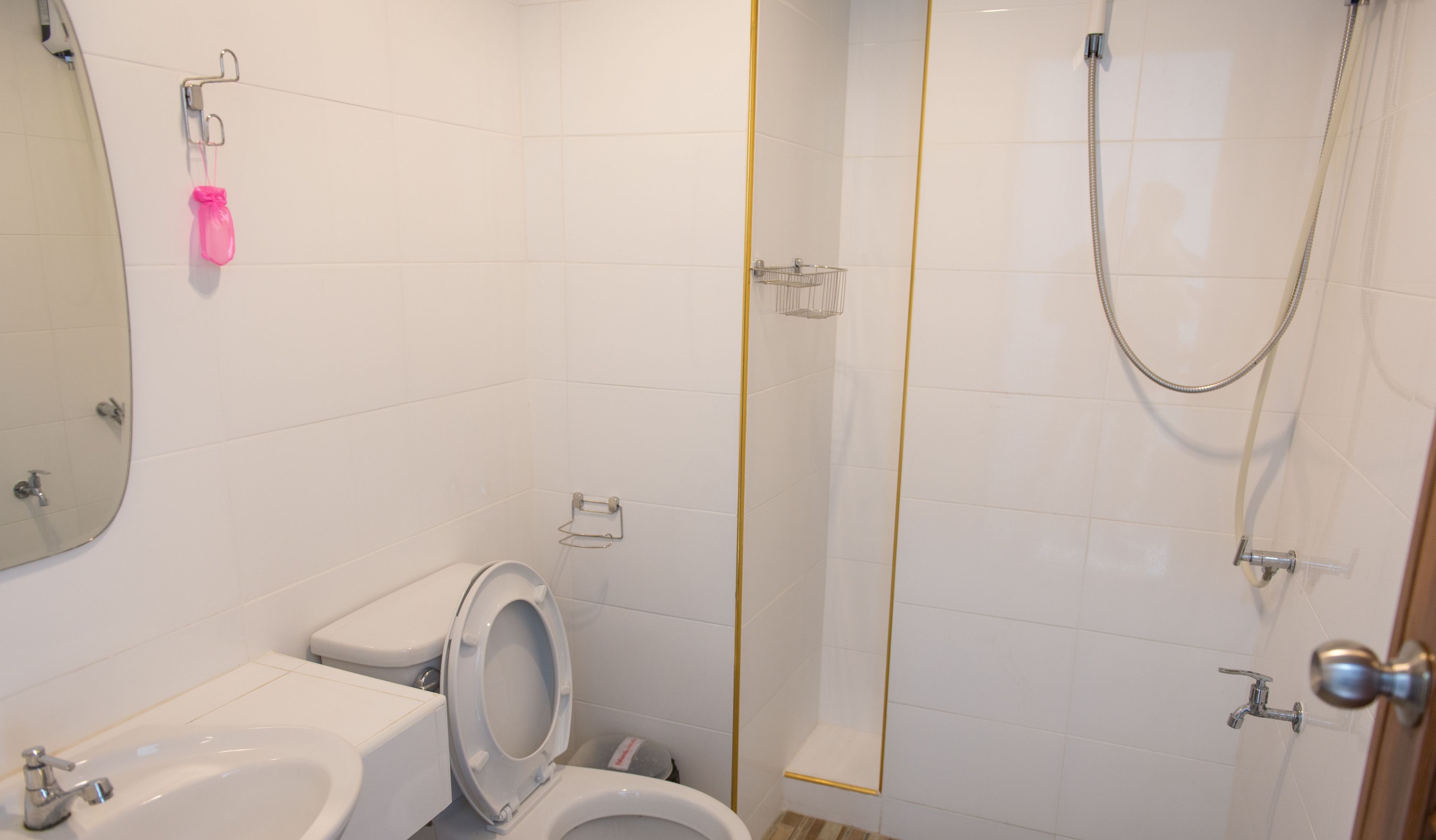 shower, free toiletries, towels