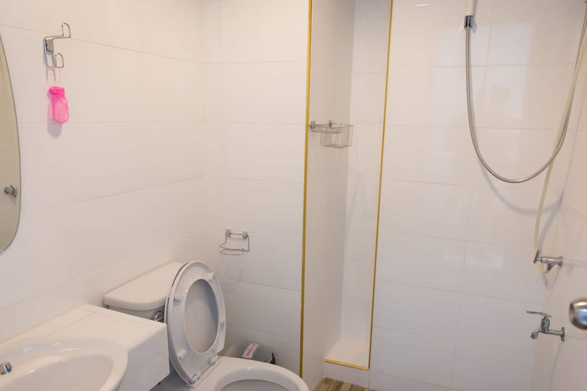 shower, free toiletries, towels