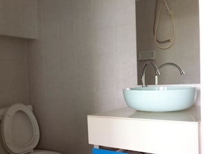 Dusche, kostenlose Toilettenartikel, Handtücher