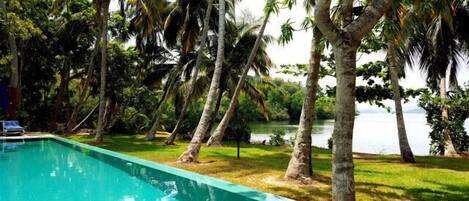 Una piscina al aire libre