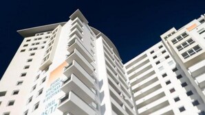 A high-rise building with multiple balconies and a clear sky. - JAB Apartments Panoramika i Bandurskiego (Szczecin)